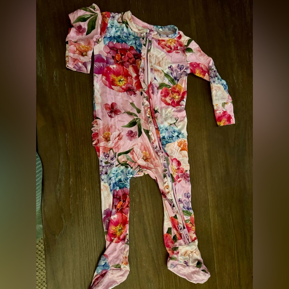 NWOT Posh peanut onsie
